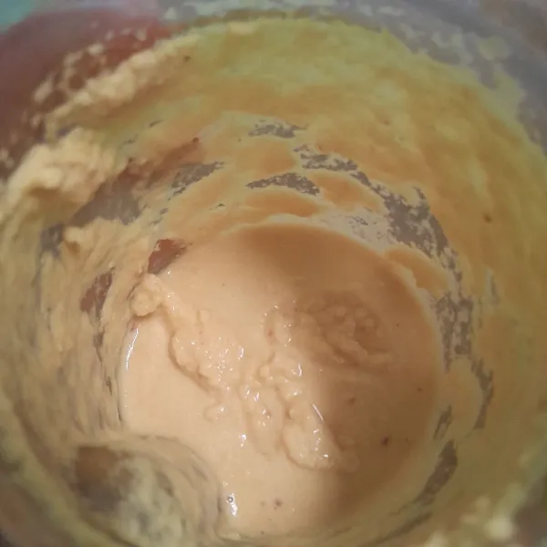 Blender semua bumbu halus.