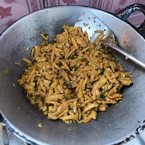Masak hingga bumbu meresap dan air menyusut, jangan lupa koreksi rasanya terlebih dahulu.