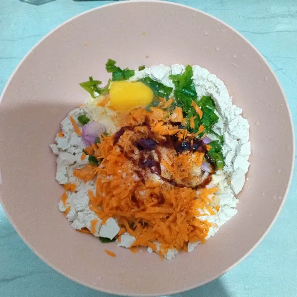 Masukkan telur, wortel, daun bawang, garam, gula, lada, kaldu bubuk, dan saus tiram. Aduk kembali hingga tercampur rata.