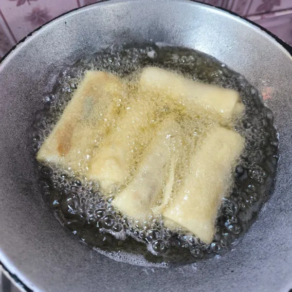 Panaskan minyak goreng secukupnya, setelah minyak cukup panas masukkan lumpia goreng hingga matang kecoklatan, setelah matang angkat dan tiriskan.