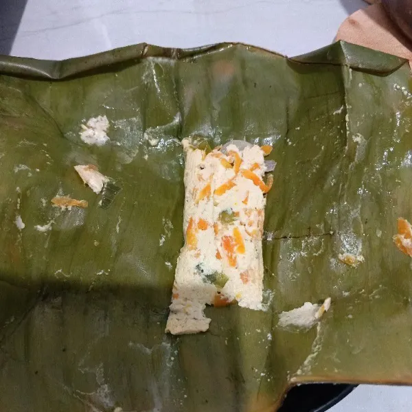Setelah matang, keluarkan dari daun pisang, siap disajikan hangat.