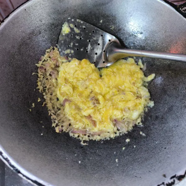 Masukkan telur yang sudah dikocok, goreng orak-arik hingga kering dan matang.