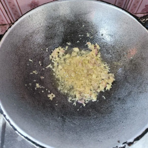 Tumis bumbu halus sampai harum dan matang.