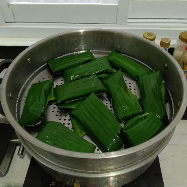 Panaskan panci pengukus terlebih dahulu, lalu tata pepes tahu.