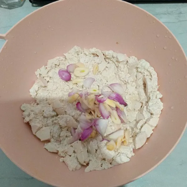 Tambahkan bumbu iris, aduk rata.