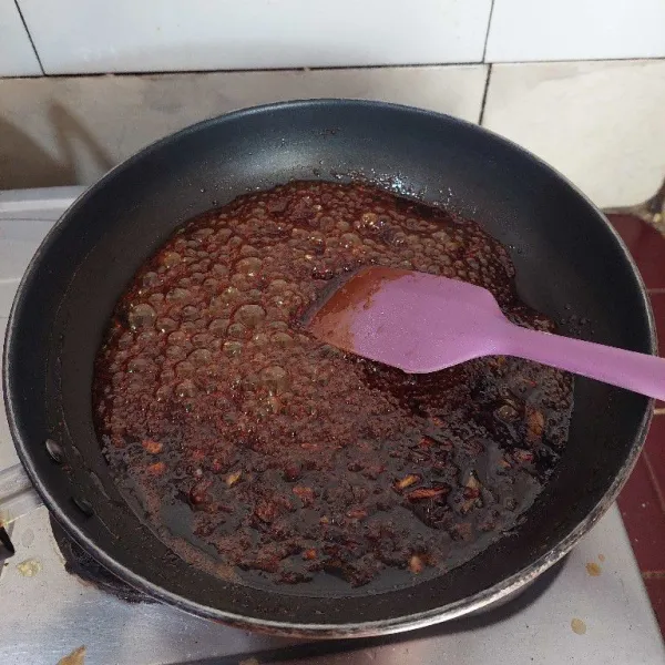 Tumis bumbu halus hingga harum, tambahkan ½ sdt merica bubuk, kecap manis, saos tiram dan 50 ml air, masak hingga mengental,koreksi rasa.