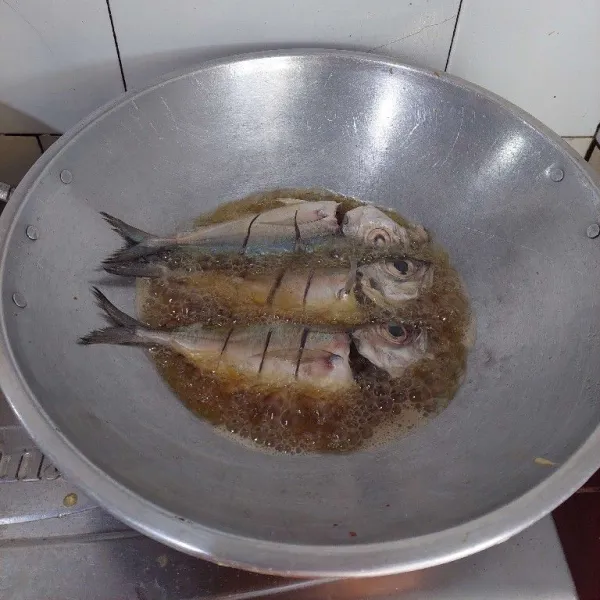 Goreng ikan ½ matang angkat sisihkan.