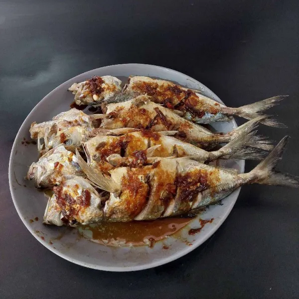 Olesi ikan dengan bumbu manis di kedua sisinya.