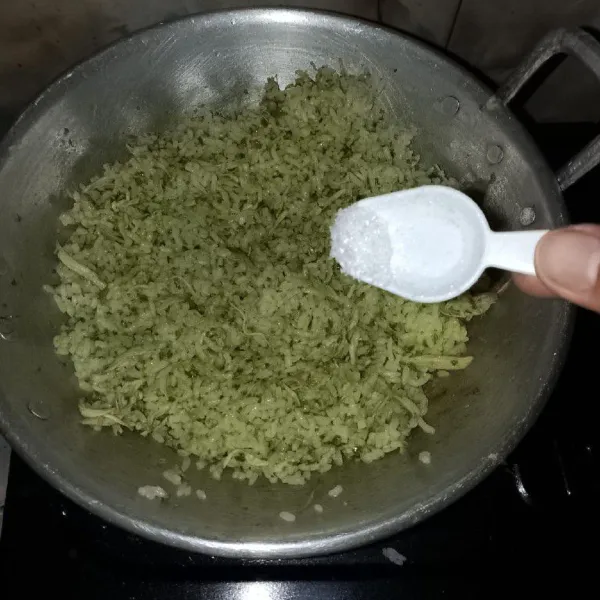 Tambahkan garam, kaldu bubuk dan penyedap, masak sebentar lalu koreksi rasa.