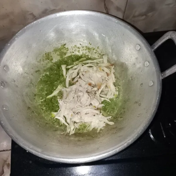 Tumis bumbu halus sampai tanak lalu masukan ayam suir.
