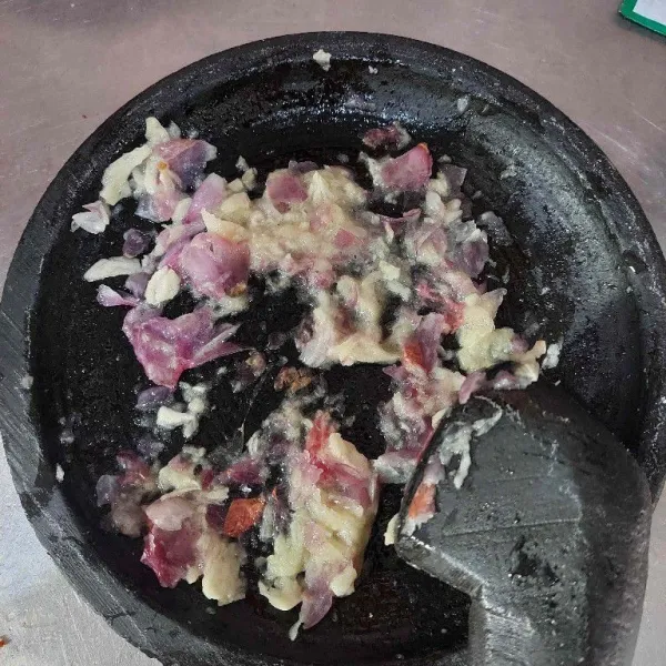 Haluskan bawang merah, bawang putih dan ½ sdt garam.