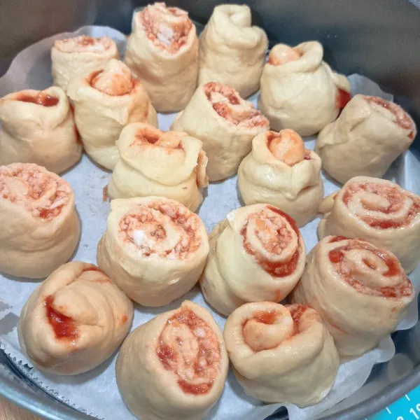 Susun adonan yang sudah di potong di atas loyang yang sudah di alasi baking paper, beri jarak dan diamkan hingga mengembang 2kali lipat (±45 menit).