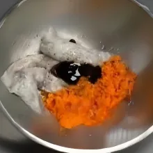 Tambahkan 1 sdm kecap asin, 1 sdm minyak wijen, garam, merica hitam ...