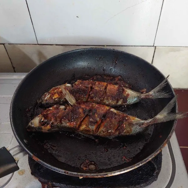 Bakar ikan ,olesi bumbu manis lagi selama pembakaran dan bakar ikan hingga matang dan siap disajikan