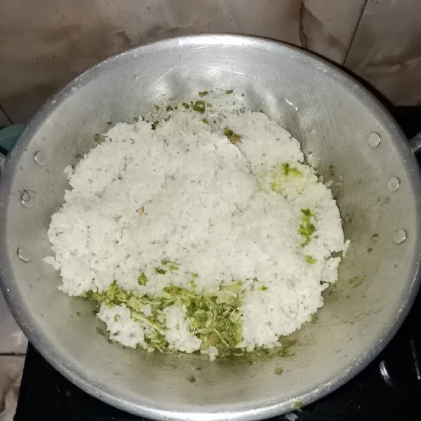 Masukan nasi, aduk rata.