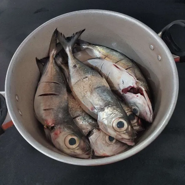Bersihkan ikan kembung, taburi dengan ½ sdt merica dan garam,aduk tata diamkan 20 menit.