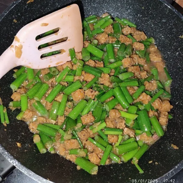 Tambahkan sisa air tadi tes rasa, masak sampai kembang bawang layu.