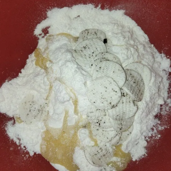 Masukan whipped cream, cream oreo, susu dan air ke dalam wadah lain lalu mixer sampai mengental