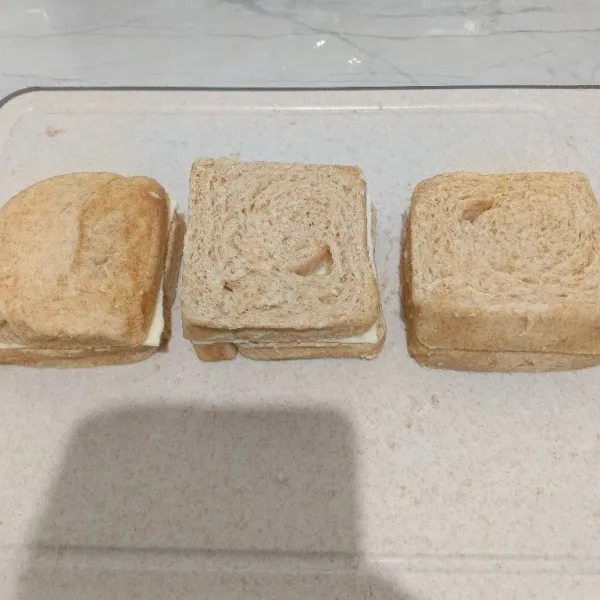 Kemudian tutup dengan bagian roti yang lain.