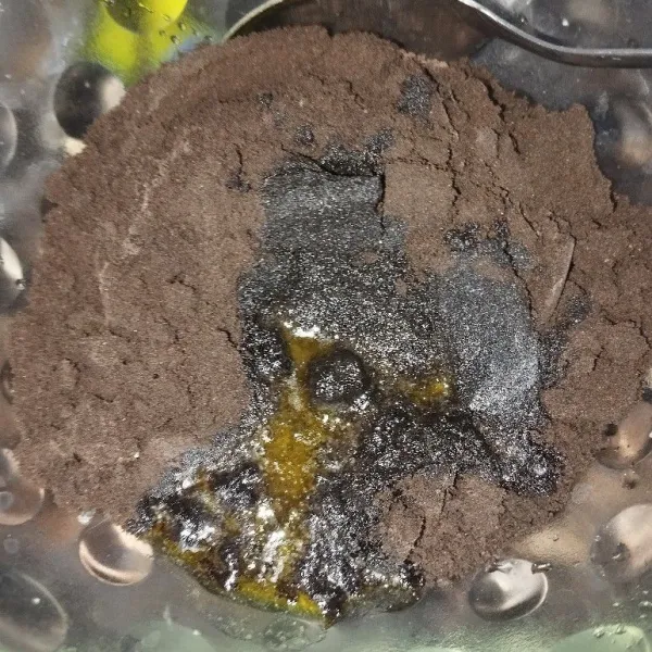 Masukan margarin yang sudah meleleh ke dalam oreo yang sudah di hancurkan