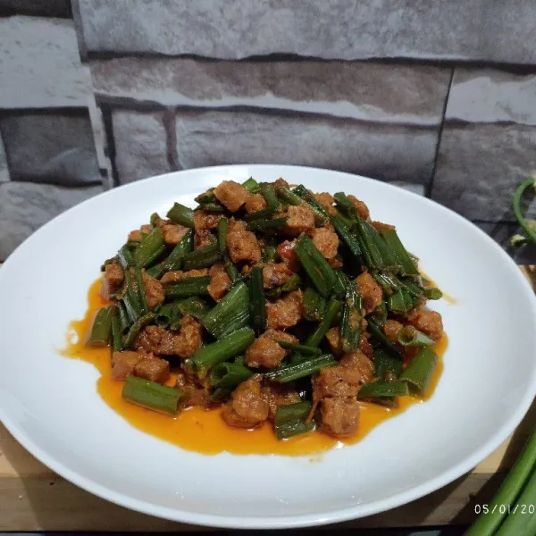 Hidangkan tumis tempe dan kembang bawang di piring, bisa untuk pelengkap lauk di rumah, selamat mencoba.