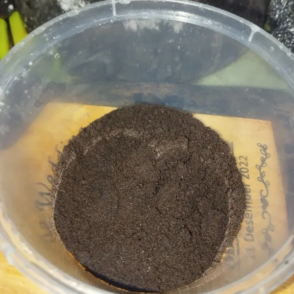 Masukan sedikit demi sedikit oreo ke dalam cetakan