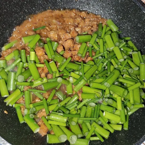 Masukan saus tiram, kecap manis, gula, garam, kaldu bubuk, micin lalu masukan tempe dan kembang bawang aduk sampai tercampur rata.