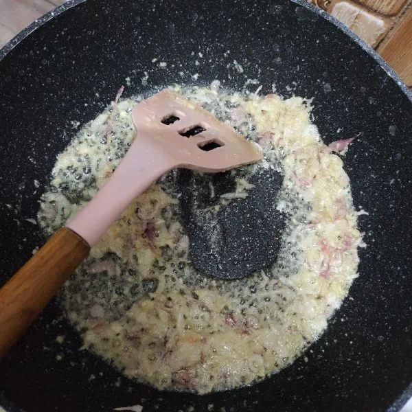 Tumis bumbu halus sampai harum, saya lupa kefoto untuk daun salam dan lengkuas nya, setelah harum tambahkan sedikit air.