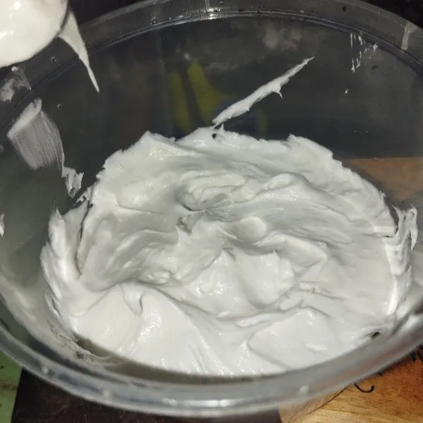 Masukan whipped cream di atas oreo yang sudah ada dalam cetakan