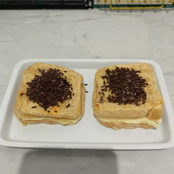Letakkan roti diatas piring saji. Tambahkan coklat meses. Siap disajikan.