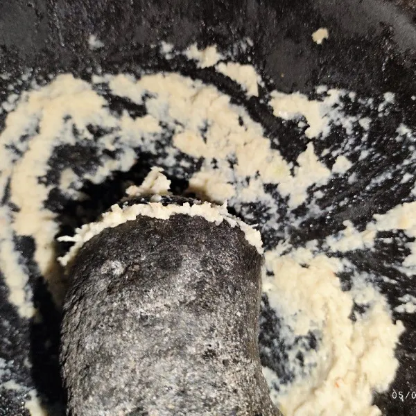 Haluskan bawang putih dan kemiri, untuk bawang merah saya iris saja, kalau mau di haluskan semua boleh sesuai selera, saya skip cabe untuk anak-anak juga soalnya.