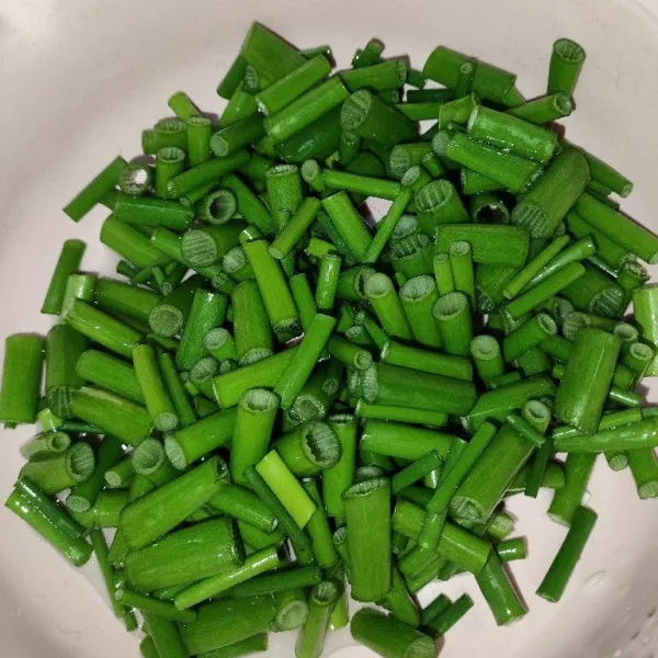 Potong korek kembang bawang cuci bersih lalu sisihkan.