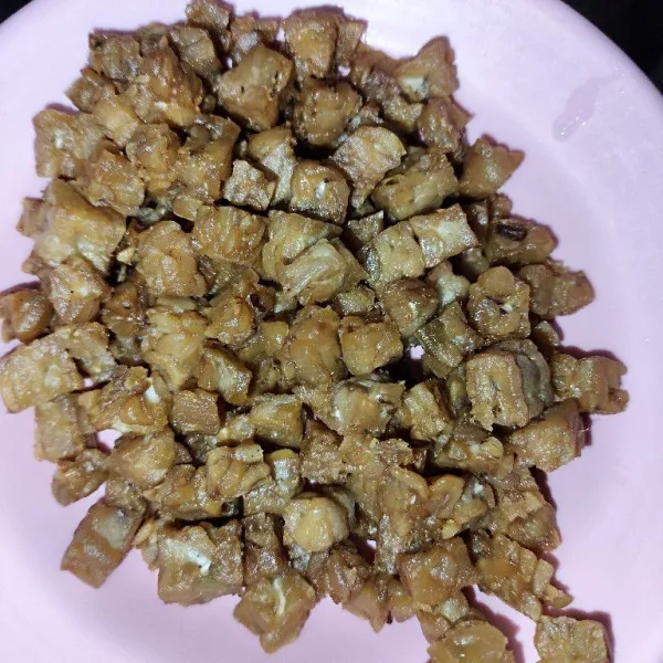 Potong dadu tempe lalu goreng, setelah itu sisihkan.