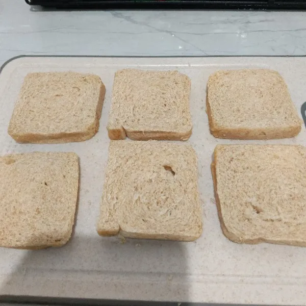 Siapkan 6 lembar roti gandum.