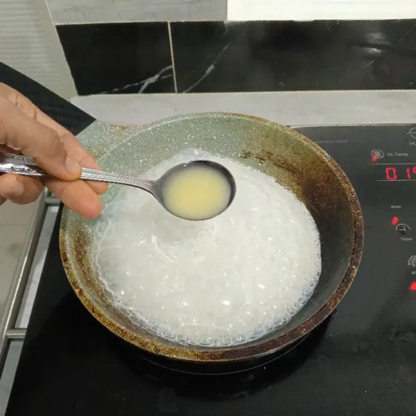Masukkan susu cair dan krimer kental manis putih ke dalam wajan. Masak dengan api kecil cenderung sedang.