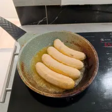 Masukkan pisang ke dalam teflon.