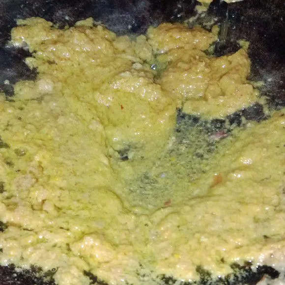 Tumis bumbu halus di wajan, dengan api kecil tumis sampai harum.