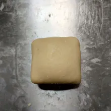 Bentuk menyerupai amplop. Lakukan hingga semua bahan selesai.
