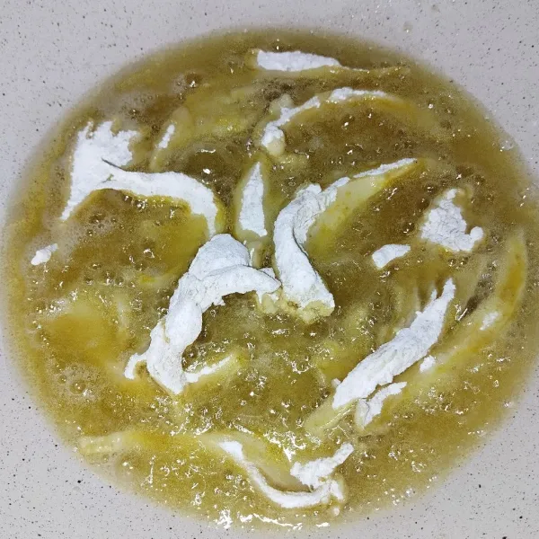 Kemudian, langsung digoreng hingga garing.