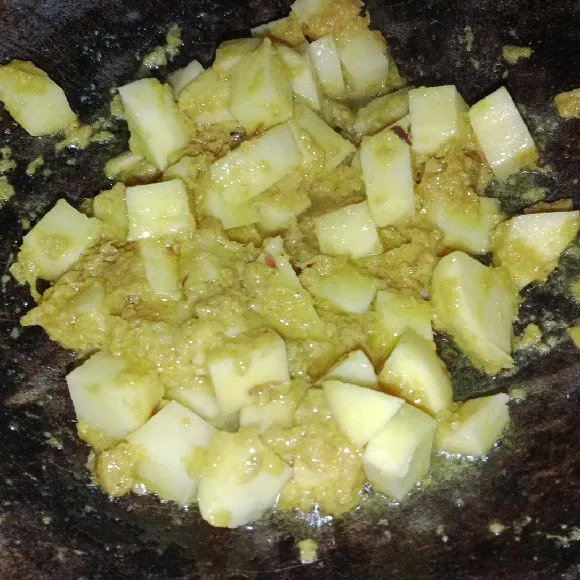 Lanjut masukan potongan kentang.