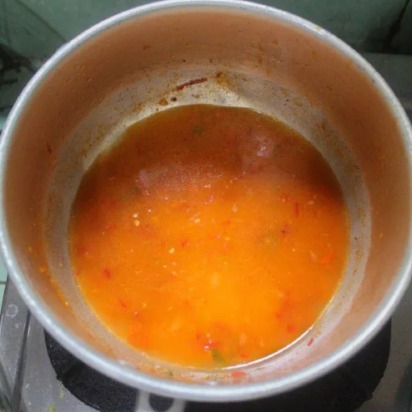 Masukan air sisa rebusan tadi, lalu tambahkan garam, gula.
