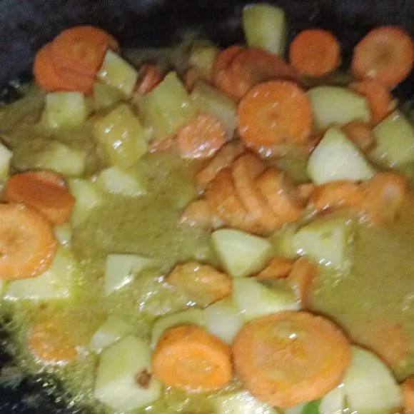 Lanjut masukan potongan wortel.