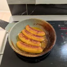 Masak dengan api kecil cenderung sedang. Masak hingga kuning kecoklatan. Lalu angkat, potong-potong kecil dan sisihkan.