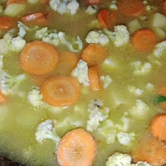 Setelah rebusan kerang mendidih masukan sayur yang di wajan kedalam panci.