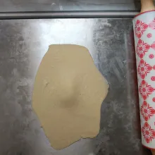 Ambil satu adonan kulit pastry homemade. Kemudian pipihkan seperti dalam gambar.
