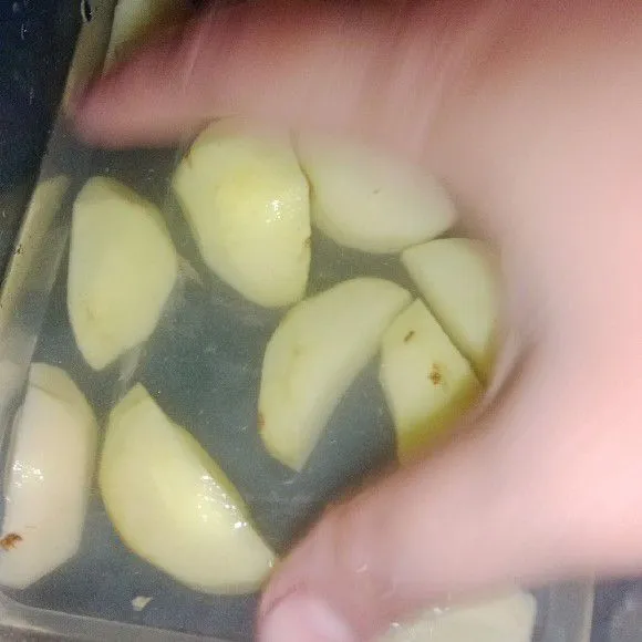 Potong kentang bunga kol dan wortel sesuai selera lanjut cuci dan sisihkan.