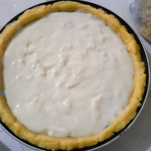 Tuangkan ke atas vla biru yang sudah set.