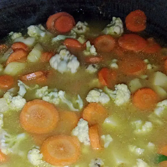 Lanjut masukan potongan bunga kol dan tambahkan air sedikit.