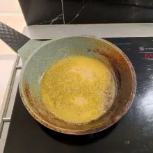Panaskan teflon. Lelehkan margarin.