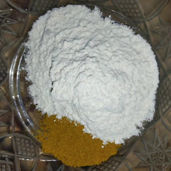 Campurkan bubuk marinasi dengan tepung.